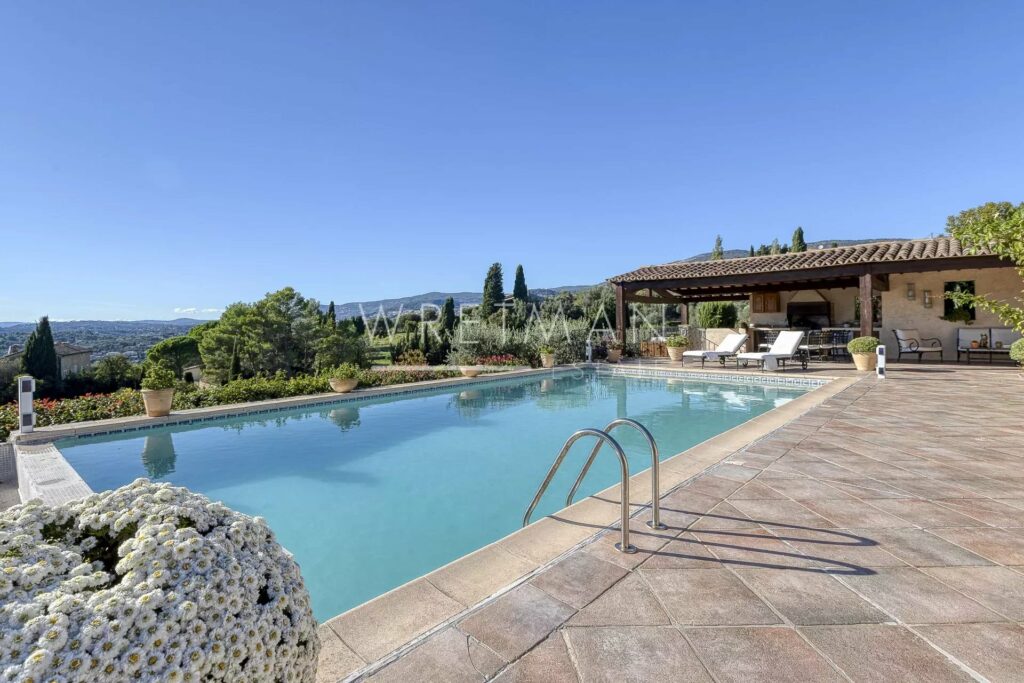 Two provençal-style villas with breathtaking views and swimming pools in Grasse Plascassier