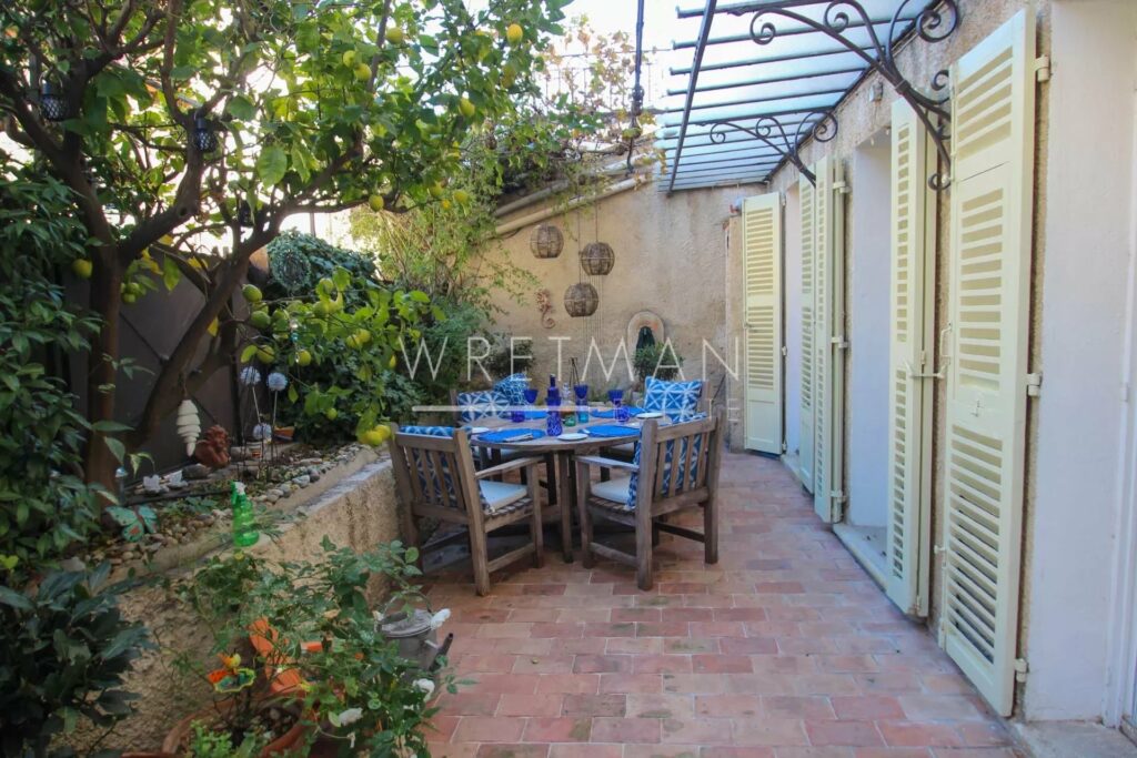 Village house with garden and garage in Fayence
