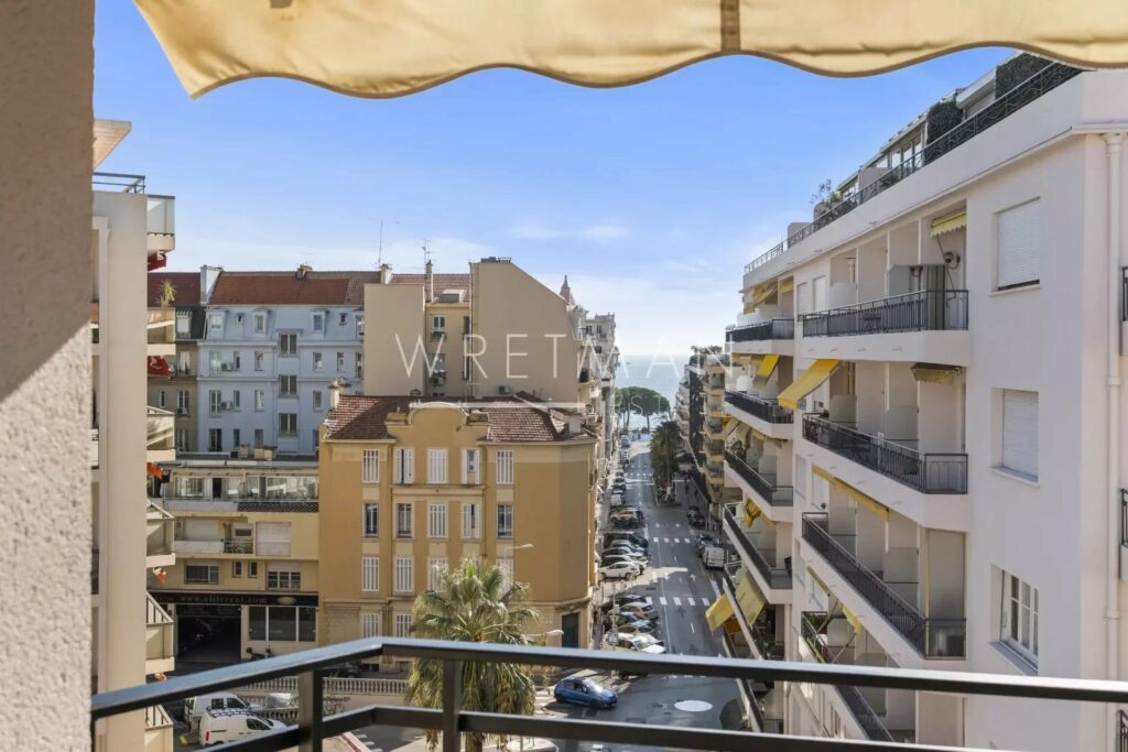 5-room duplex apartment on top floor with sea view in Cannes Banane