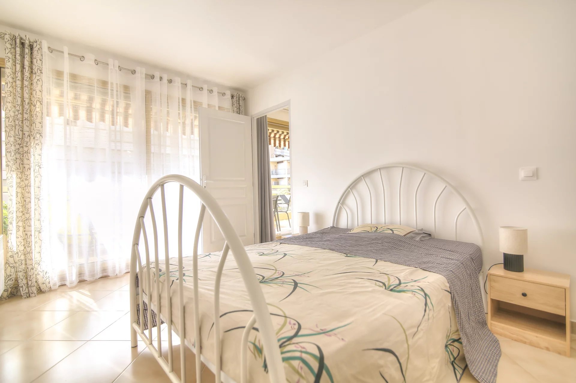 Ljus 4a i komplex med pool på havsfronten Menton Garavan Wretman